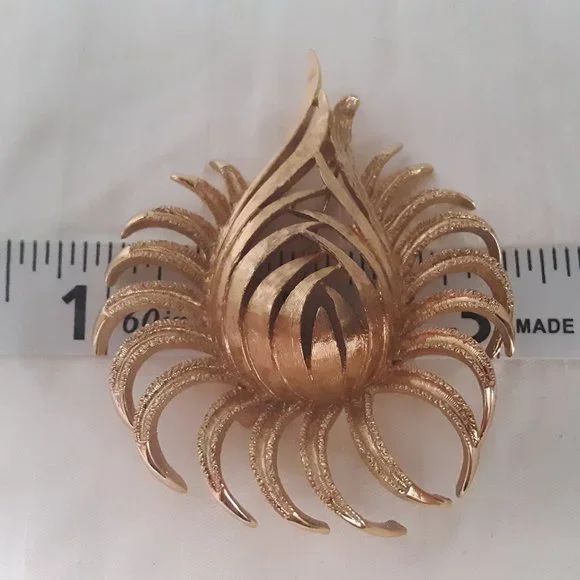 Vintage Monet Large Flower Gold Tone Pin Brooch(read description) - Picture 5 of 8